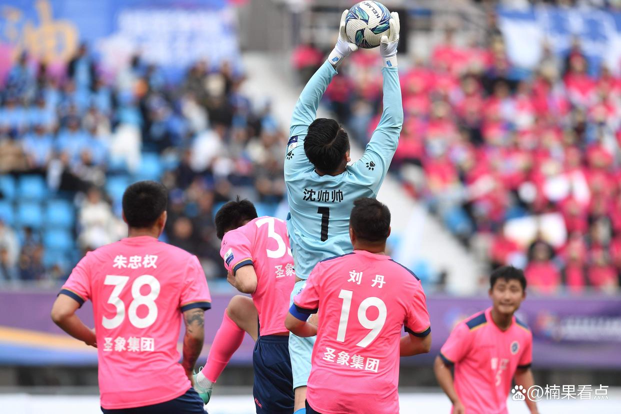 APP注册送彩金-现场观众见证足球比赛的激烈竞争(足球比赛的现场报道)